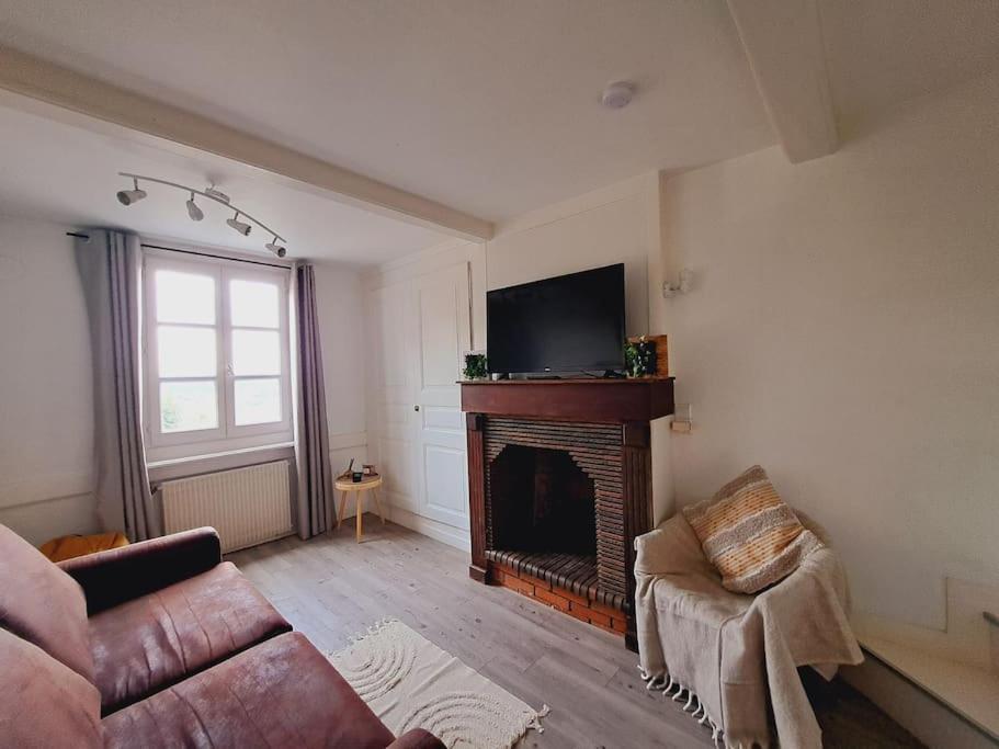 Charmant Duplex A Thiers, Vue Sur La Chaine Des Puys Luaran gambar