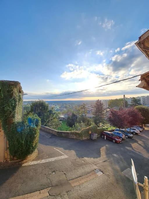 Charmant Duplex A Thiers, Vue Sur La Chaine Des Puys Luaran gambar